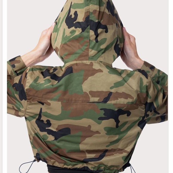 Women's Camouflage Cropped Hoodie - Picture 3 of 8